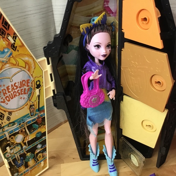 Monster High Doll and Closets - Picture 4 of 9